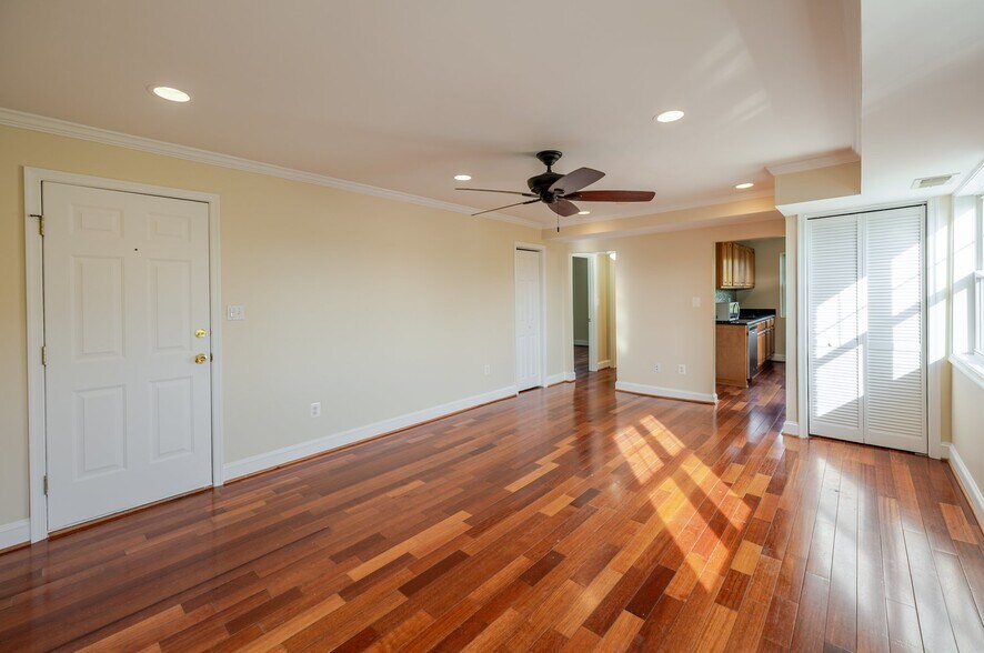 Building Photo - 3868 9th St SE