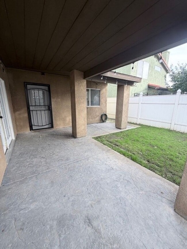 Building Photo - 9405 Salinger St