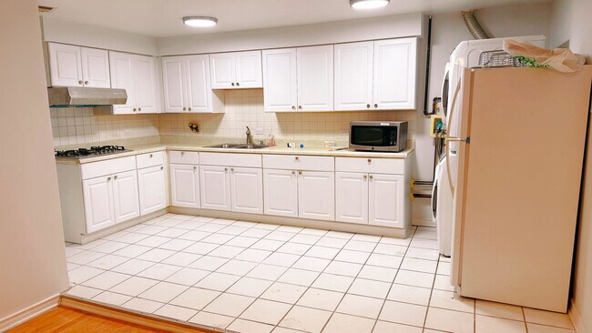 Building Photo - 240 W 31st St