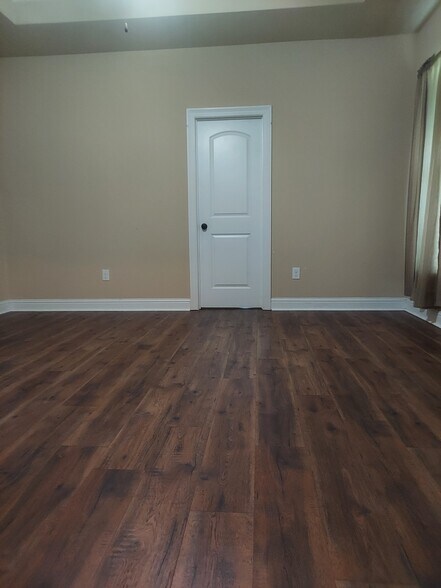 Master bedroom - 742 Red Pine Dr