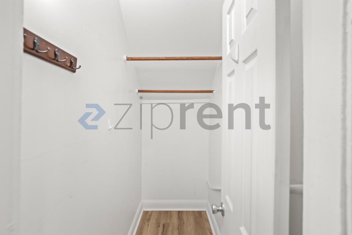 Building Photo - Unit B