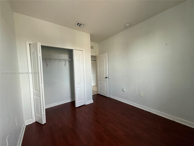 Building Photo - 2731 SE 17th Ave