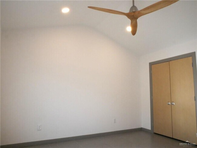 Building Photo - 23 Iris Ave