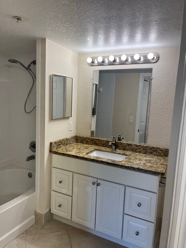 Building Photo - 151 SW Palm Dr