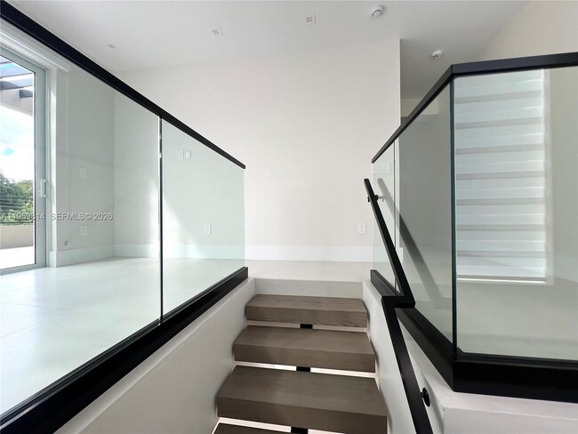 Building Photo - 7850 SW 67th Ave