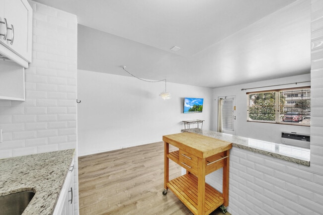 Building Photo - 127 Westbury E