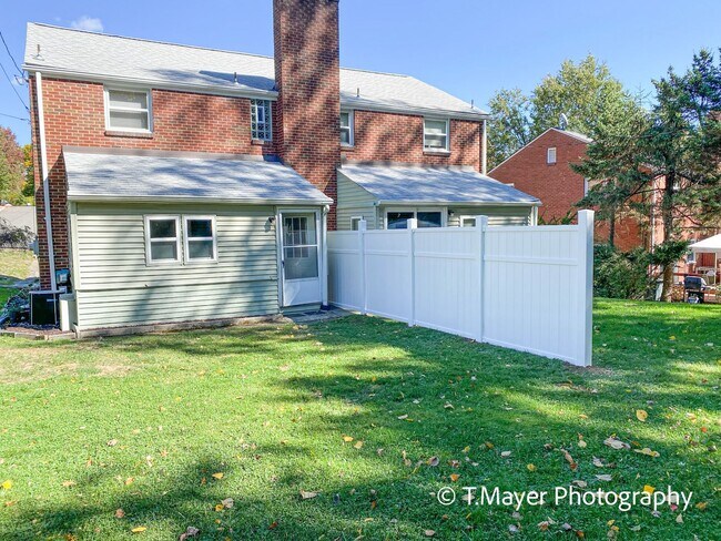 Building Photo - 1733-1735 Helen Drive