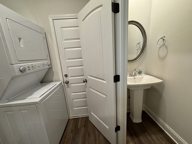 Building Photo - 103 Woodsbrook Pl SW