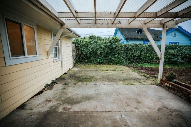 Building Photo - Spacious 4-bedroom, 2-bath single-family home located in a desirable Eureka neighborhood near Hen...