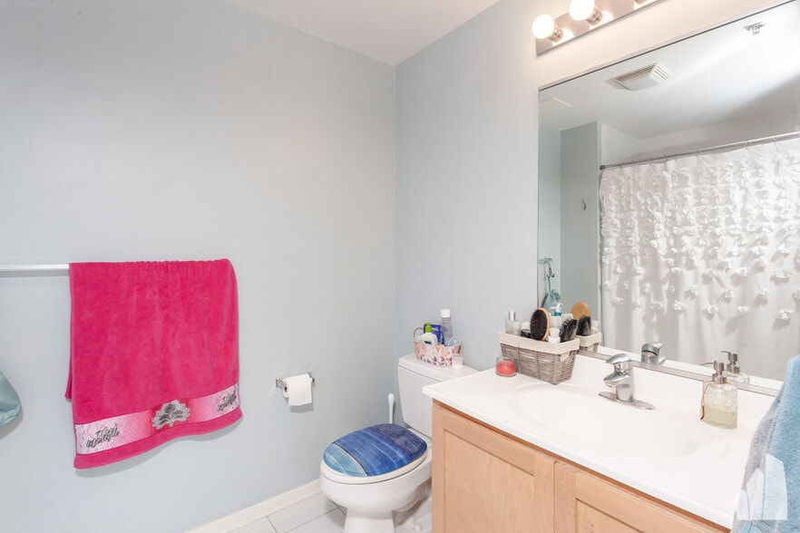 Building Photo - 1 E 8th St