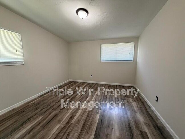 Building Photo - 765 Bobbins Ln