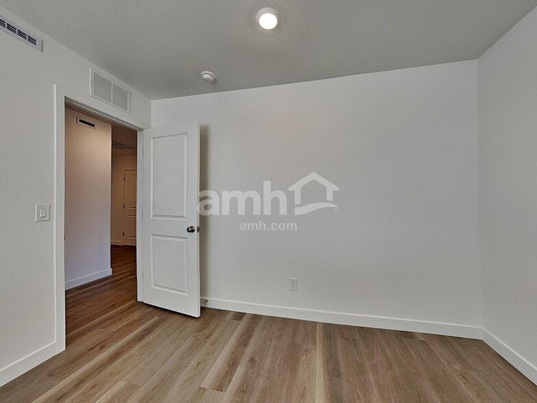 Building Photo - 20177 W Thomas Rd