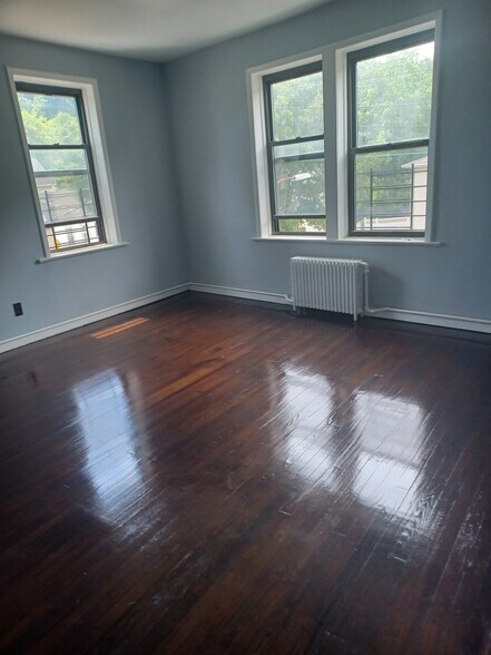 Building Photo - 961 Van Duzer St