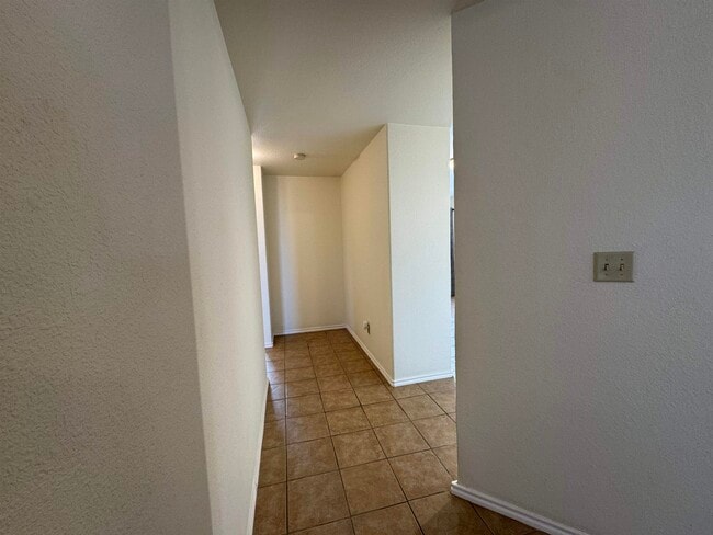 Building Photo - 123 La Paloma Dr