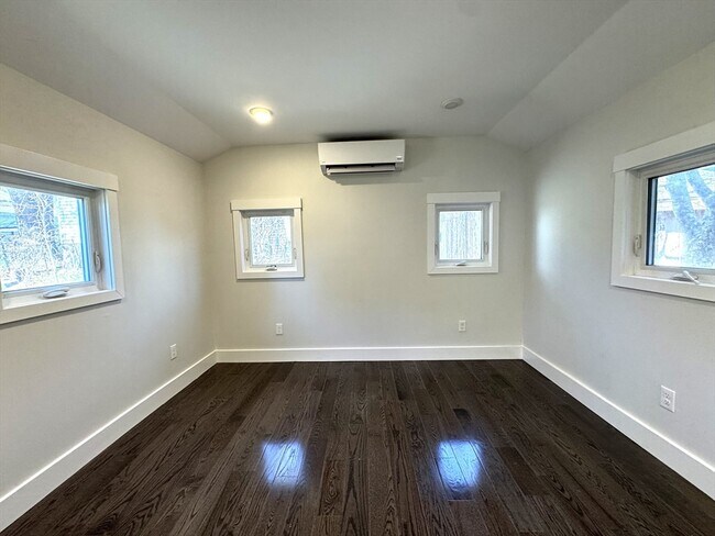 Building Photo - 142 Main St