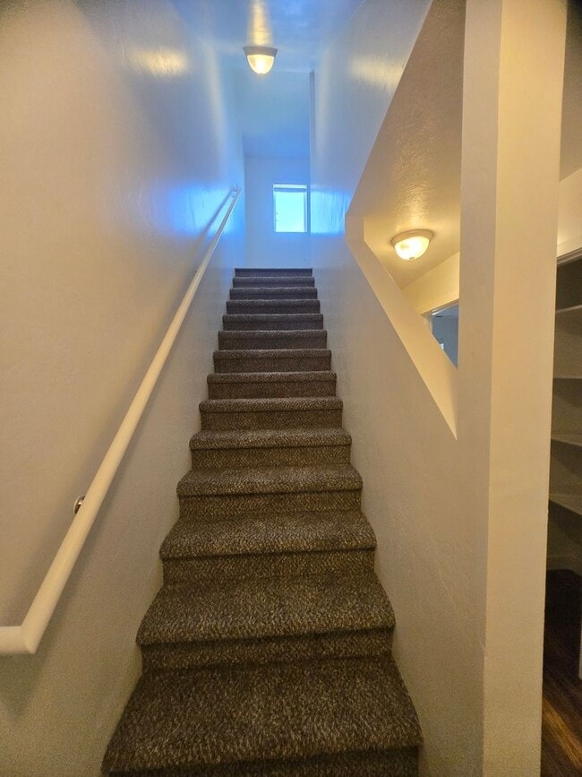 Building Photo - 3 Bed 2 Bath Townhouse for Rent!