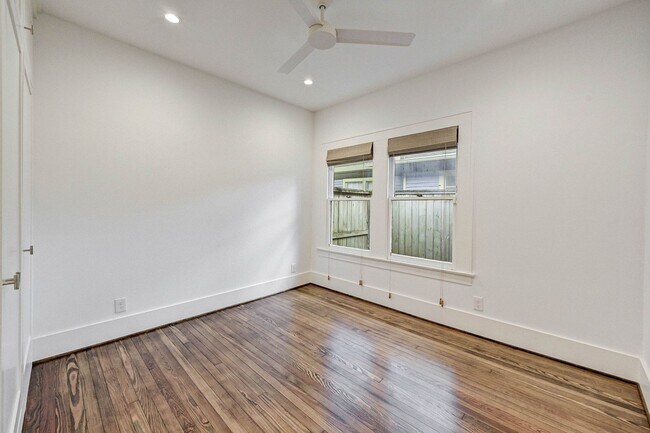 Building Photo - Completely renovated Heights historic bung...