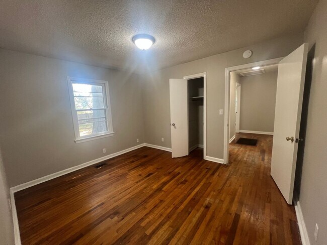 Building Photo - 3127 2nd Ave