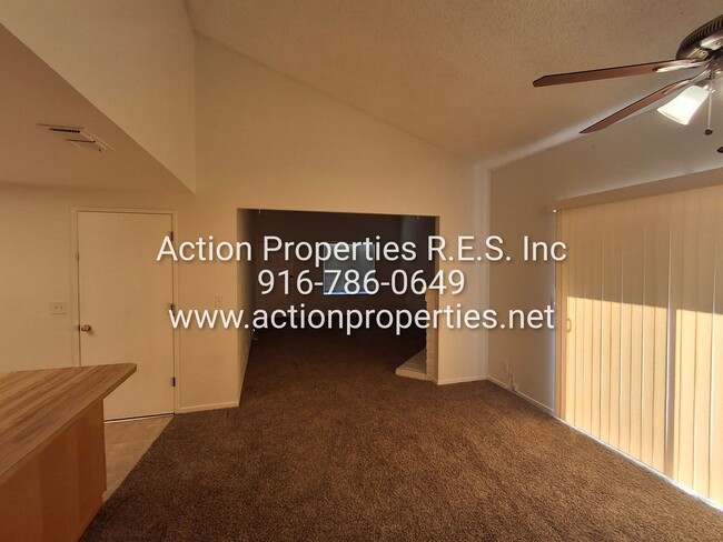 Building Photo - 2 Bed, 2 Bath - 1 Car Garage - Duplex - Pr...