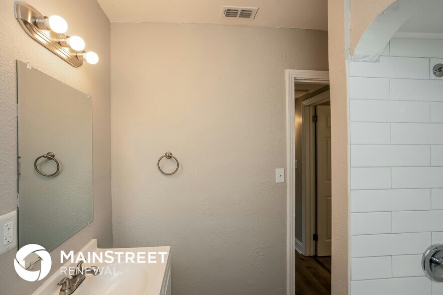 Building Photo - 2227 17th Ave S