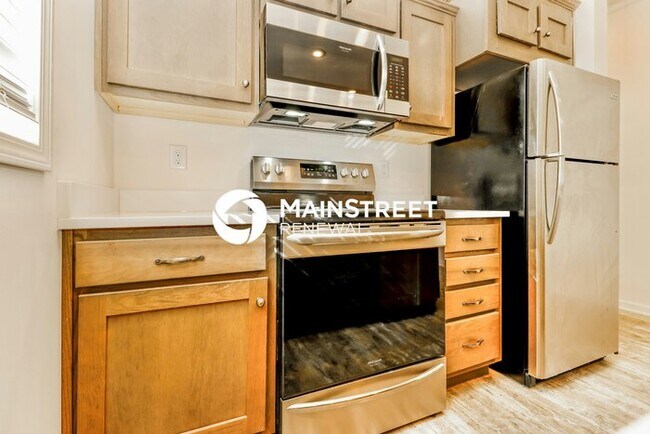Building Photo - 2 Bedroom Pet-Friendly Home in St. Petersburg, FL with Main Street Renewal