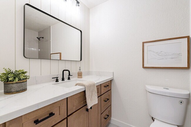 Building Photo - Live in luxury in this Scottsdale condo!