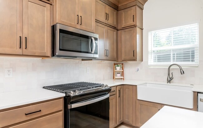 Building Photo - Do Not Miss this Beautiful piece of property.