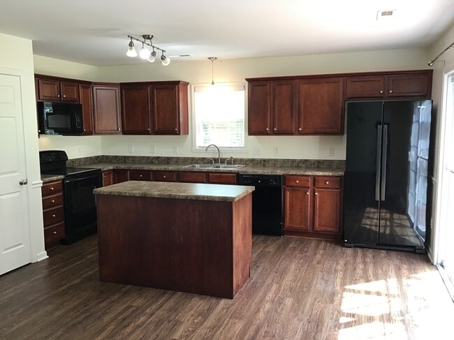 Building Photo - 2044 Longburn Dr