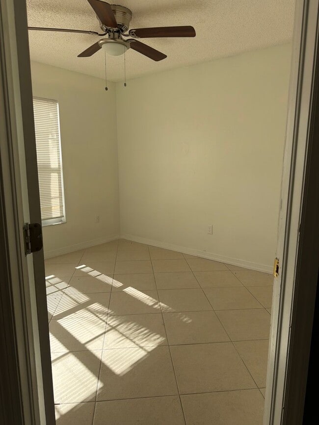 Building Photo - 13855 Glasser Ave