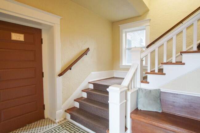 Building Photo - Fantastic 1-Bed w/ Hardwoods, DW, and SO M...