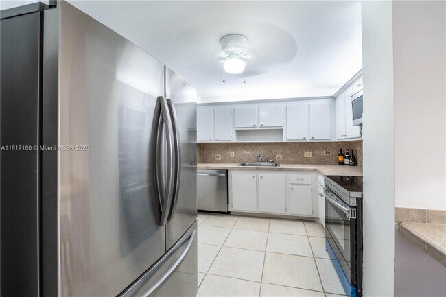 Building Photo - 2500 NE 135th St