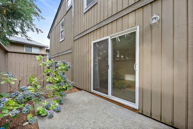 Building Photo - North Tacoma Condo Living | 2 Bed, 1.5 Bat...