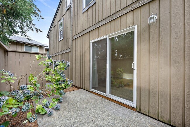 Building Photo - North Tacoma Condo Living | 2 Bed, 1.5 Bath End-Unit | Great Amenities!