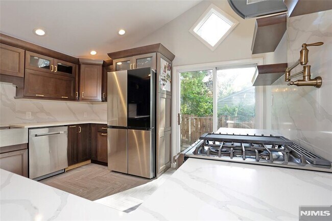 Building Photo - 69 Pittis Ave