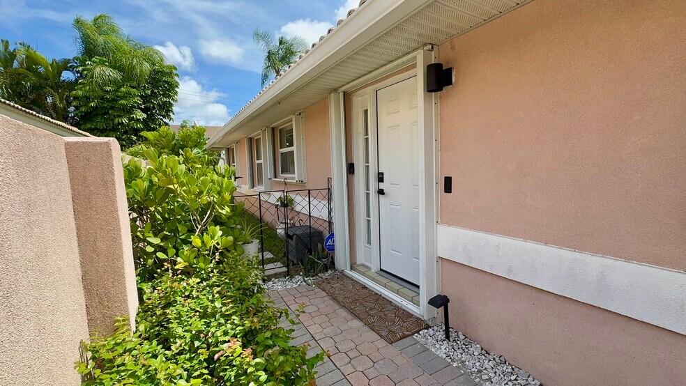 Building Photo - 5465 Grande Palm Cir