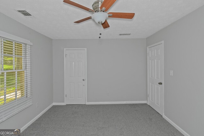 Building Photo - 213 Robin Ln