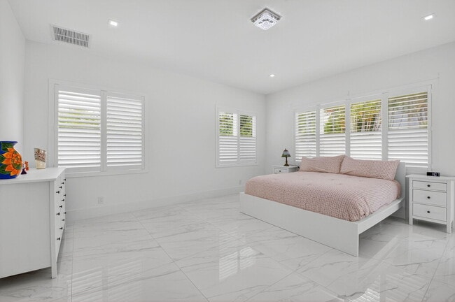 Building Photo - 711 NE 6th St