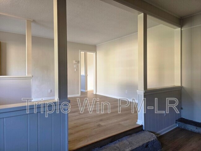 Building Photo - 5505 Crescent Dr