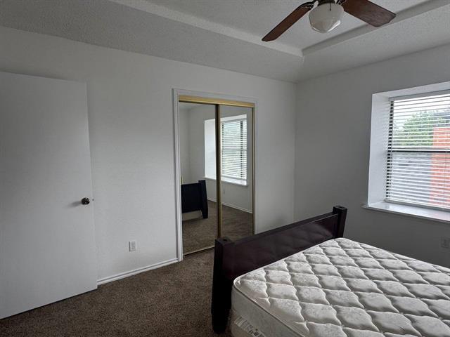 Building Photo - 703 Red Oak Dr