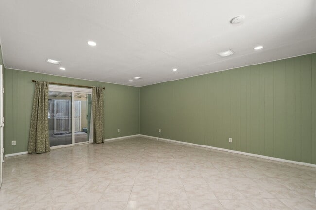 Building Photo - Spacious 3BR Retreat in the Heart of Cherokee Point