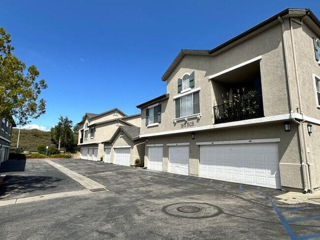 Building Photo - Townhouse at the Bordeaux Gated Community 3bed 2.5 bath