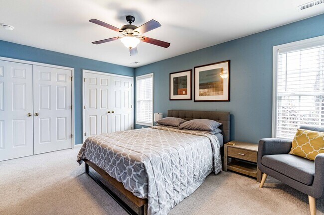 Building Photo - 2 Bedroom + Loft Townhome in Prime Raleigh...