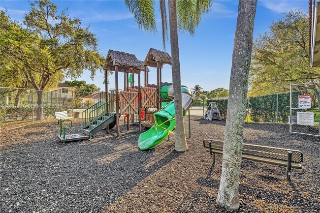 Building Photo - 4967 SW 32nd Way