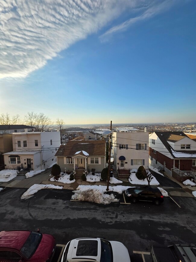 Building Photo - 8915 Bergenwood Ave