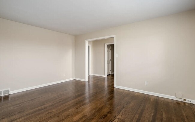 Building Photo - 305 Lakeshore Dr