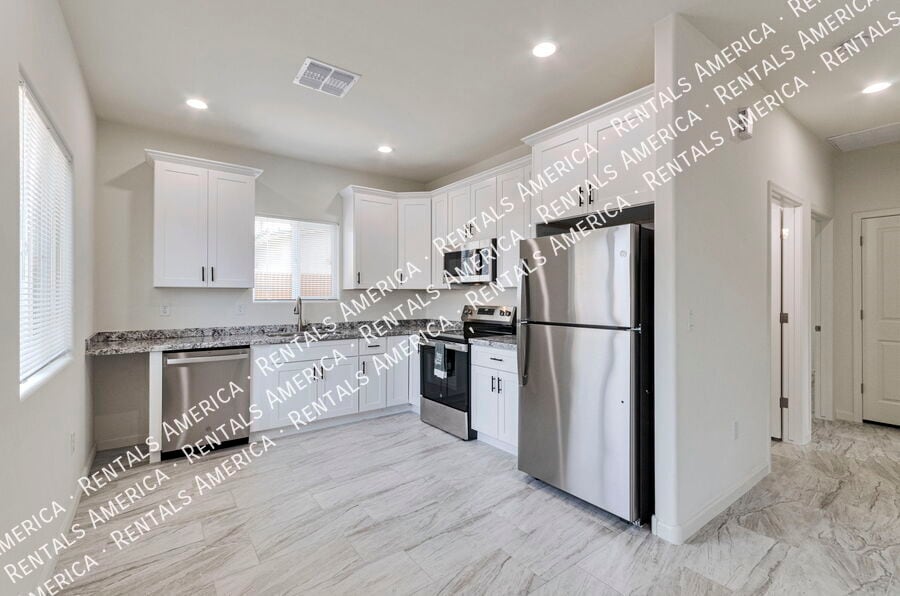 Building Photo - 3727 N Stone Ave