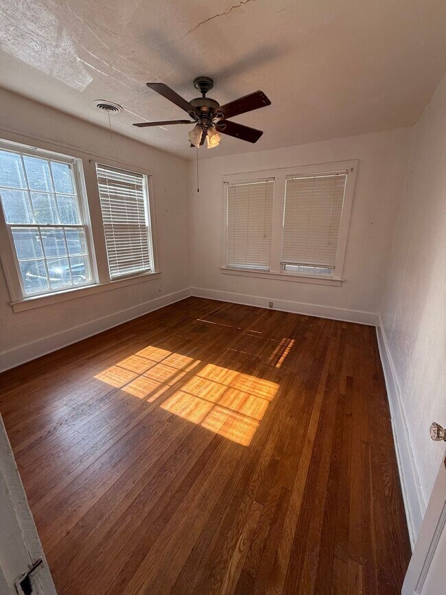 Building Photo - 905 S 23rd St