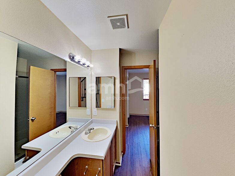 Building Photo - 19065 E Chenango Cir