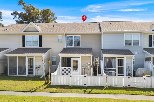 Building Photo - Charming Townhome with Water Views near The Market Common!