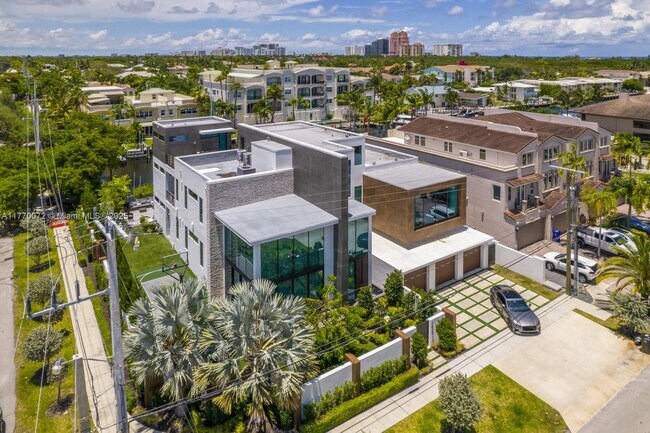 Building Photo - 1400 Bayview Dr